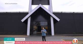 O repórter Adriano Reges na igreja evangélica Casa: Globo quer atrair os evangélicos para melhorar sua audiência