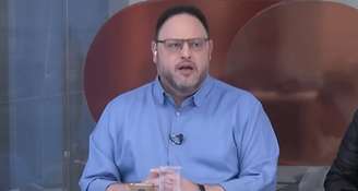 Eduardo Castro na bancada de comentaristas do 'Jornal TVT News Primeira Edição': à vontade para criticar governos e autoridades