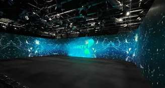 O telão do estúdio principal da RedeTV!: tecnologia de ponta para uma programação com audiência baixa
