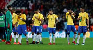 Jogadores da seleção brasileira após amistoso contra a Inglaterra, em Wembley
14/11/2017 Action Images via Reuters/John Sibley
