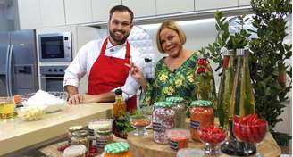 O chef Roberto Augusto e a apresentadora Claudete Troiano: receitas baratas que aumentam a renda familiar