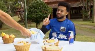 Claudinho preferiu o Red Bull, patrocinador do Braga, do que comer pão de queijo e doce de leite- (Reprodução Twitter)