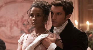 Simone Ashley e Jonathan Bailey em cena da segunda temporada de 'Bridgerton'