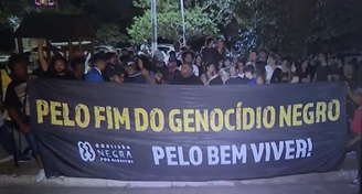 Manifestantes fazem ato contra racismo em frente ao prédio do humorista Eddy Jr. em SP