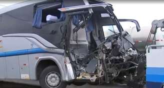 Ônibus com equipe de vôlei bateu na traseira de uma carreta na Rodovia Castello Branco, no interior de São Paulo