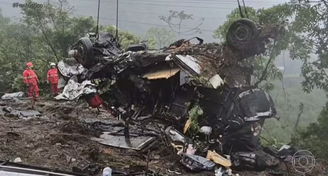 Nove pessoas morreram após uma carreta container ter tombado sobre a van em que elas estavam, na BR-376. 