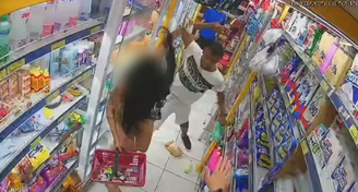 Câmera flagrou homem agredindo companheira em mercado 