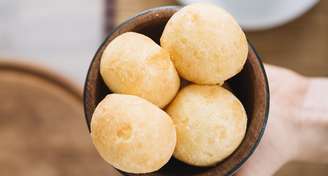 Menina de 9 anos morre após comer bolo e pão de queijo em Minas Gerais