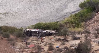 Ônibus caiu em precipício de 200 metros no Peru