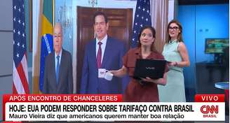 Ops! Clarissa Oliveira saiu pelo lado errado da bancada e invadiu a frente do telão onde estava Elisa Weeck