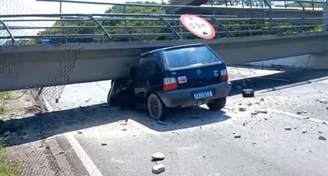 Passarela desaba sobre carro em rodovia no Rio de Janeiro