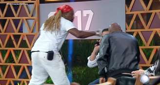 Momento em que Creo dá um soco em Fabiano durante intervalo de 'A Fazenda 17'