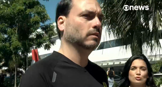 Carlos Bolsonaro passa na frente de repórter da GloboNews ao vivo em Brasília