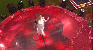 Ana Paula foi deixada sozinha na pista de dança e ganhou de graça o protagonismo de uma cena cheia de simbolismo