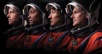 A missão Artemis II leva o comandante Reid Wiseman, o piloto Victor Glover e a especialista de missão Christina Koch, da Nasa, além do especialista de missão Jeremy Hansen, da Agência Espacial Canadense, em uma jornada de 10 dias ao redor da Lua e de volta, a bordo do foguete SLS (Space Launch System) e da espaçonave Orion