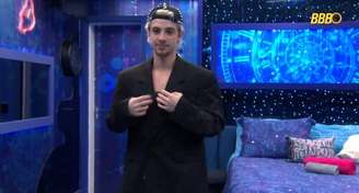 Juliano Floss mostra blazer que pretende usar na final do BBB 26.