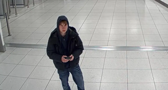 Johannes Natland no Aeroporto de Manchester, após ser autorizado a entrar no Reino Unido apesar das suspeitas levantadas por agentes da imigração