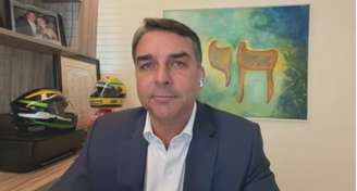 Flávio Bolsonaro publica diplomas após polêmica com pós-graduação que ele não fez em páginas oficiais