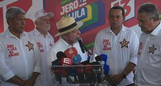 Lula em pronunciamento na Bahia, com Jaques Wagner ao fundo à esquerda