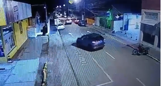 Crianças bateram em moto que estava estacionada antes de parar o carro