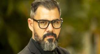 Imagem associada à direita não prejudica a carreira de Juliano Cazarré na Globo