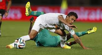 <p>Marcos Rocha disputa bola com jogador do Raja Casablanca; lateral disparou contra Cuca ao ser substituído</p>