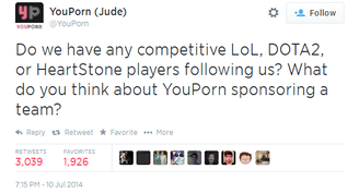 <p>Tweet do perfil do YouPorn no Twitter procurando uma equipe competitiva de games</p>