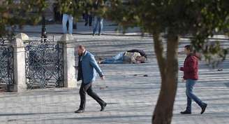 Vítima de explosão é vista no chão na praça de Sultanahmet, no centro histórico de Istambul.