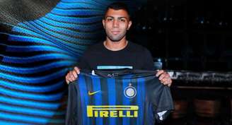 Gabigol posa com camisa da Inter de Milão (Foto: Divulgação)