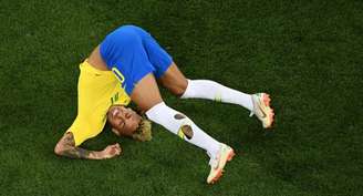 Neymar e seu meião rasgado (Foto: Jewel SAMAD / AFP)