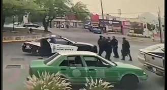 Vídeo de briga entre policiais viraliza no México