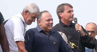 O ex-ministro da Saúde Eduardo Pazuello participa de ato político ao lado de Bolsonaro, em maio do ano passado; o general teve rendimentos líquidos de R$ 305,4 mil ao passar para a reserva remunerada do Exército
