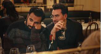 Dan Levy e Himesh Patel em O Outro Lado da Dor