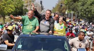 Bolsonaro em carreata em Palmas (TO) junto ao senador e presidente do PL no Estado, Eduardo Gomes e a deputada e pré-candidata à prefeitura de Palmas, Janad Valcari