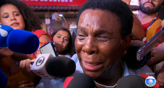 Neguinho da beija-flor chora ao vivo