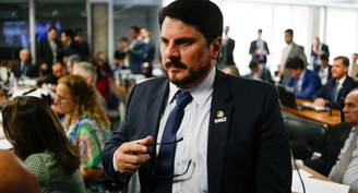 Senador Marcos do Val durante a Comissão Parlamentar Mista de Inquérito (CPMI) dos Atos Golpistas