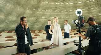 O elenco de 'Quarteto Fantástico' no plenário do Espace Niemeyer: ambiente futurista parecido com o visual do filme