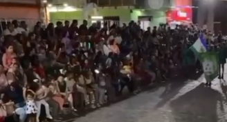 População assistia ao desfile, até que a arquibancada cedeu