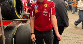 Mecânico da Ferrari exibe tatuagem no braço