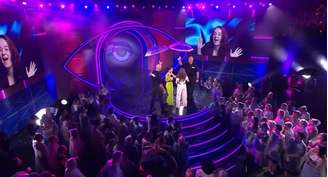 O público até tentou resistir à tempestade, mas acabou buscando abrigo longe do cenário a céu aberto