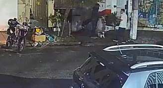 Bandidos em motocicletas assaltam homem que passeava com cachorro em rua de Pinheiros.