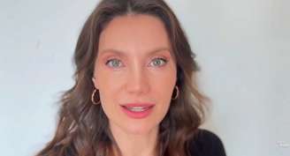 Júia Pereira produz conteúdo sobre moda e beleza em canal próprio no YouTube