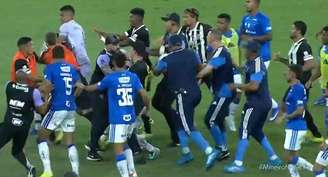 Confusão no jogo entre Cruzeiro e Atlético-MG envolveu pancadaria generalizada