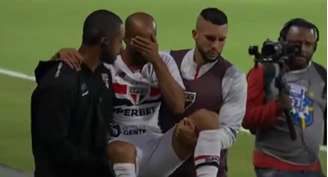 Lucas se lesiona novamente e sai carregado de jogo do São Paulo.