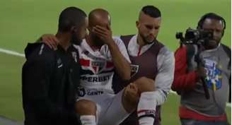 Lucas se lesionou novamente e saiu carregado de jogo do São Paulo.