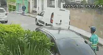 O técnico atropelou o cliente, que vinha em direção a van com um pedaço de pau