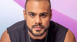 Ao invés de fingir riqueza, como tantos famosos fazem, Marcus Brito abre o jogo sobre as dificuldades de viver da fama de ex-BBB