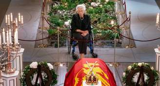 A princesa Astrid diante do caixão do irmão, o rei Harald V, em Oslo, na Noruega