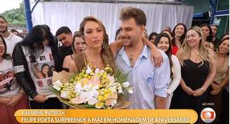 Patrícia Poeta se emocionou ao receber flores do filho, Felipe Poeta