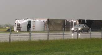 <p>Com ventos de mais de 120 quilômetros por hora, o tornado virou veículos e causou danos ao longo de uma rodovia e deixando mortos e feridos</p>